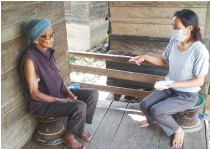 A community cadre from the BBMU Longmatra reaching out to an elderly person. (Photo courtesy: NSRLM)